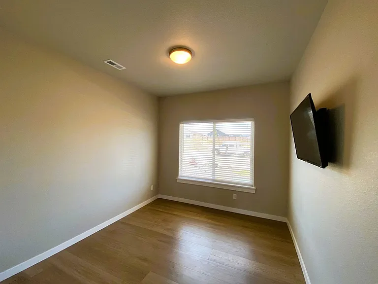 912 Medina Ave — Photo 7