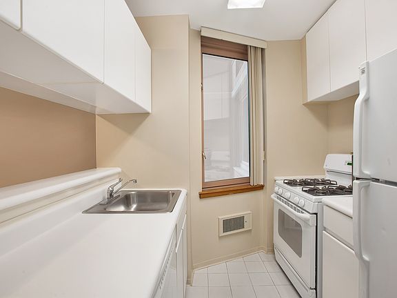 4th image of 235 E 40th St APT 21B