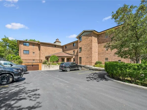 4 Albert St #105, Cambridge, ON N1R 3M4