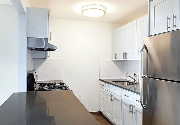 5th image of 265 Van Brunt St APT 1B