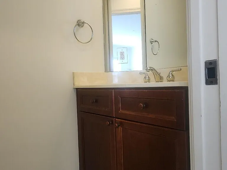 654 S Loop Pkwy — Photo 15