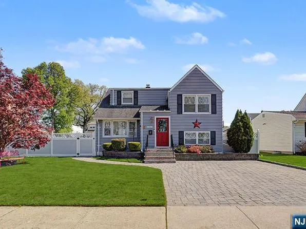 294 Hayes Dr, Saddle Brook, NJ 07663