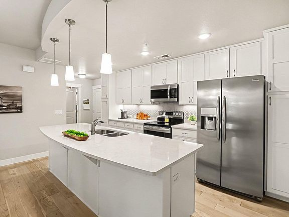 5th image of 4780 Hahns Peak Dr #102