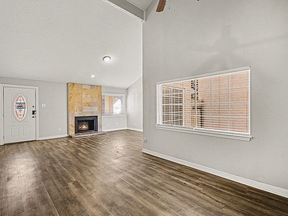 3rd image of 1606 Hawthorne Dr