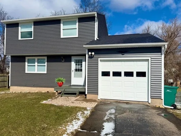 5756 Dalton Dr, Farmington, NY 14425