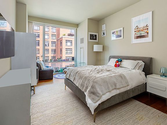 4th image of 311 West Broadway