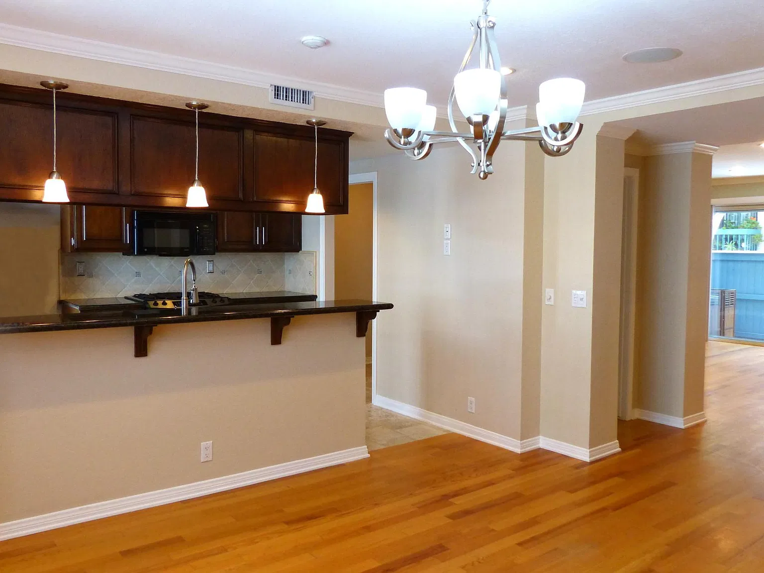 3 bed, 1900 sqft, $5,995 — Photo 3