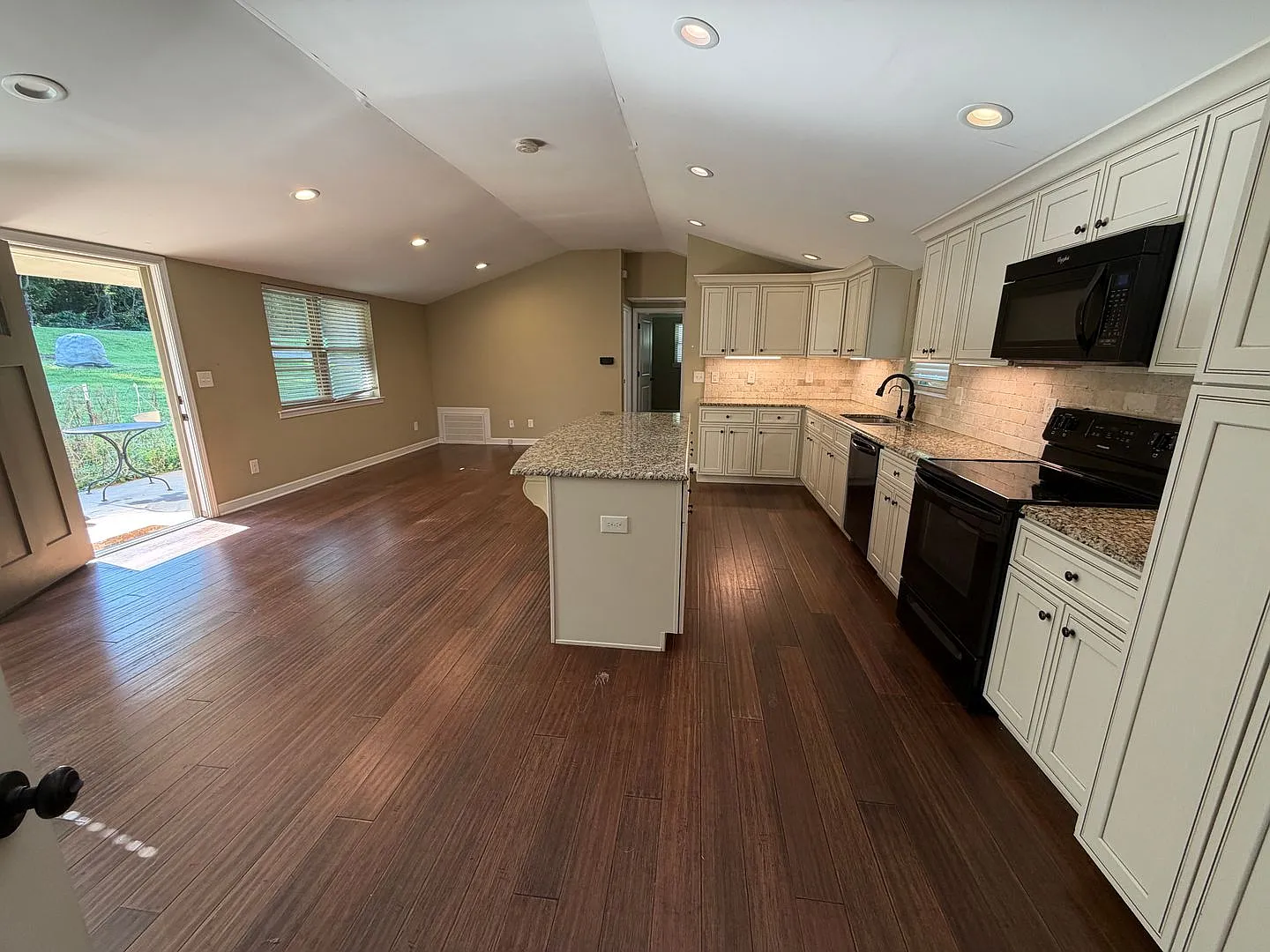 Single Family Home w/Garage — Photo 4