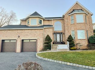 9 Cumberland Ave, Totowa, NJ 07512