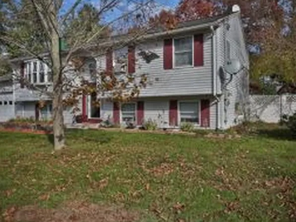 4 Ireland St, Hudson, NH 03051