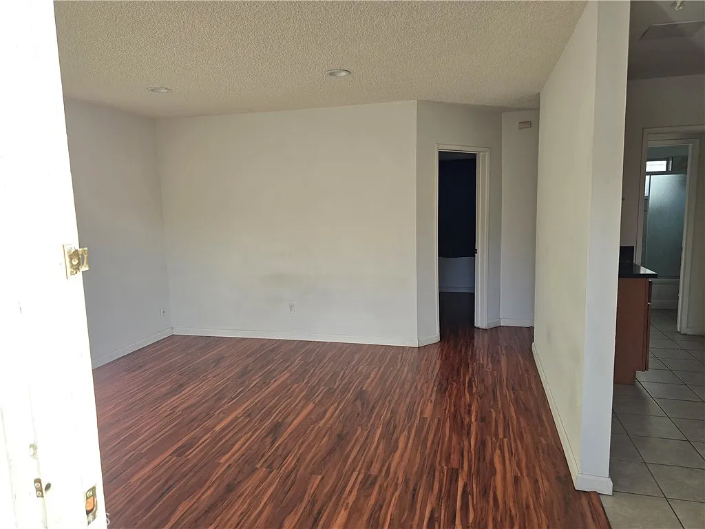 Building Photo - 1012 Davis Ave #B