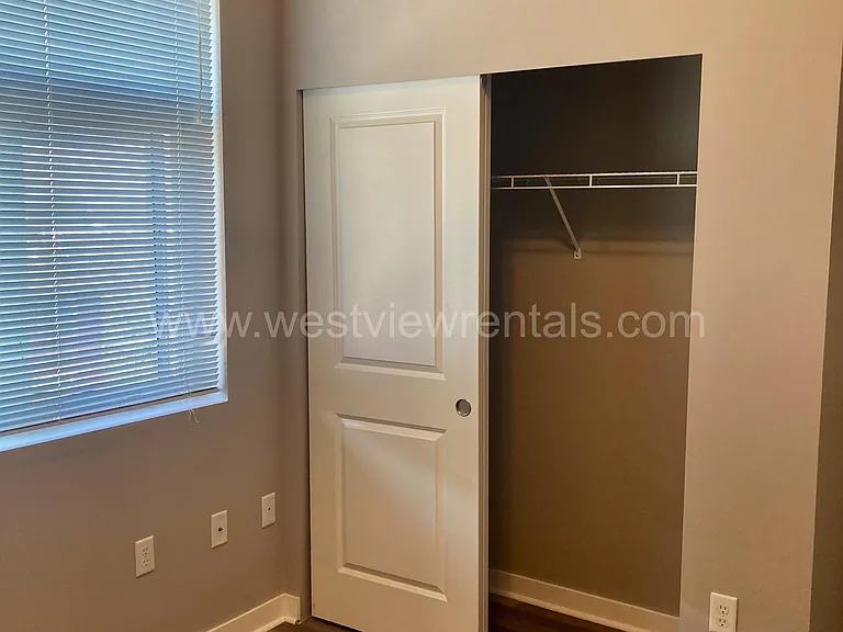 203 E Laurel St — Photo 118