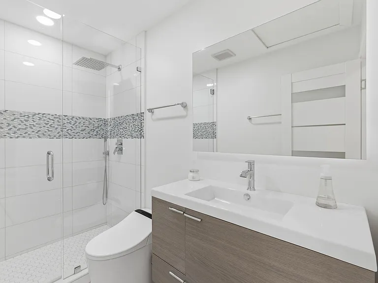 2210 NE 3rd Ave — Photo 38