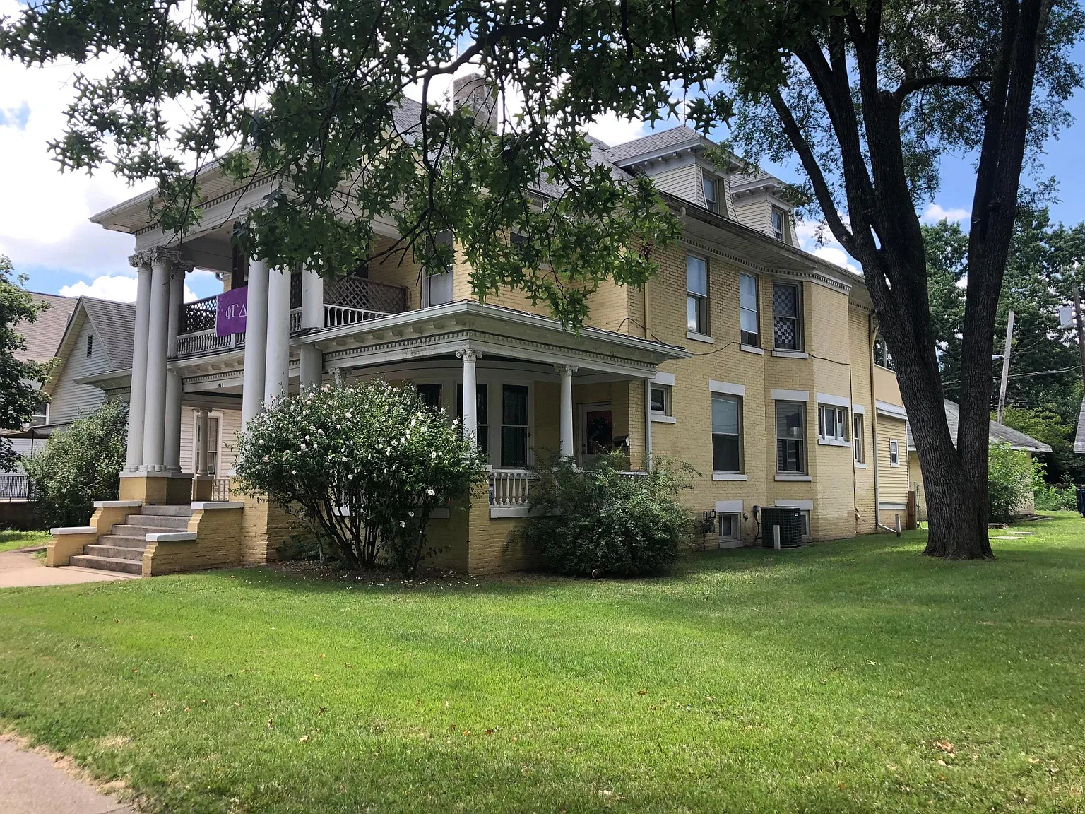10 bed, 4.5 bath, 1000 sqft, $4,500 — Photo 1