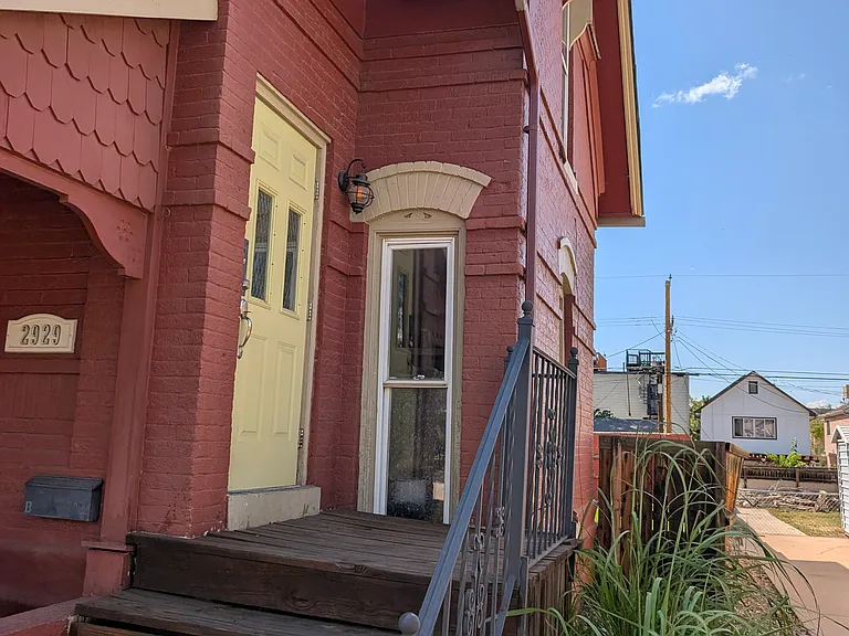 2929 Curtis St #B — Photo 2