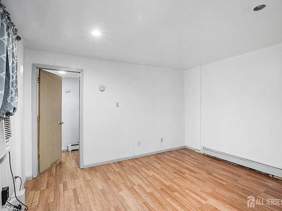 5th image of 639 Johnstone St