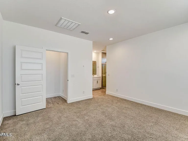5112 S 117th Ave — Photo 9