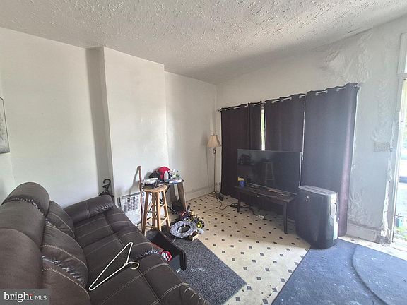 4th image of 420 Jackson St