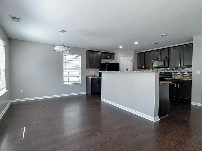 306 Sportsman Dr — Photo 4
