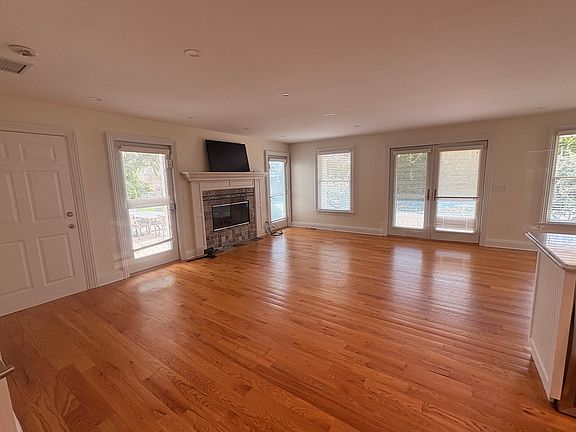 3rd image of 305 Captain Kidd Dr
