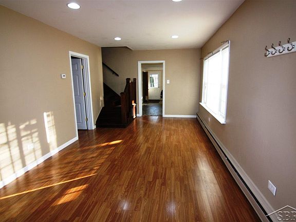3rd image of 1424 Bay St