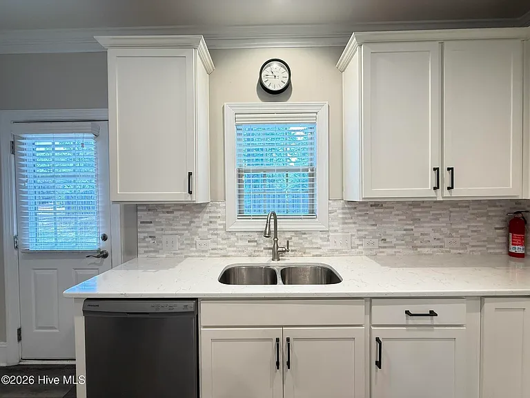 121 Lark Dr — Photo 9