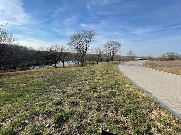2351 W 159th Ter, Stilwell, KS 66085