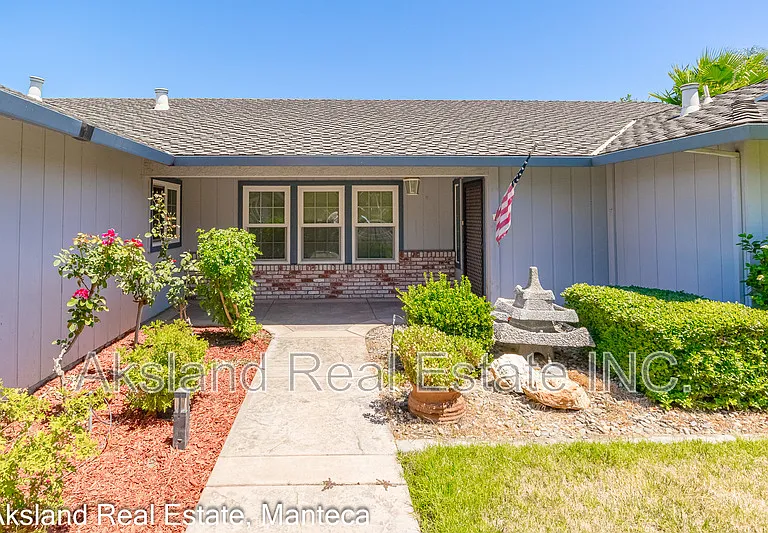 1635 Crom St — Photo 4
