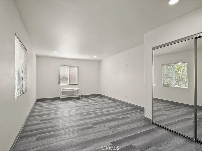 14335 Hamlin St — Photo 34