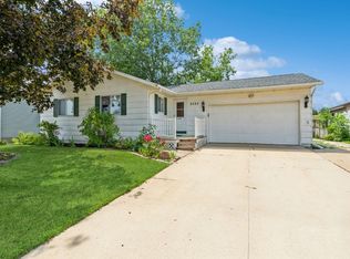 2095 Pleasantview Dr, Marion, IA 52302