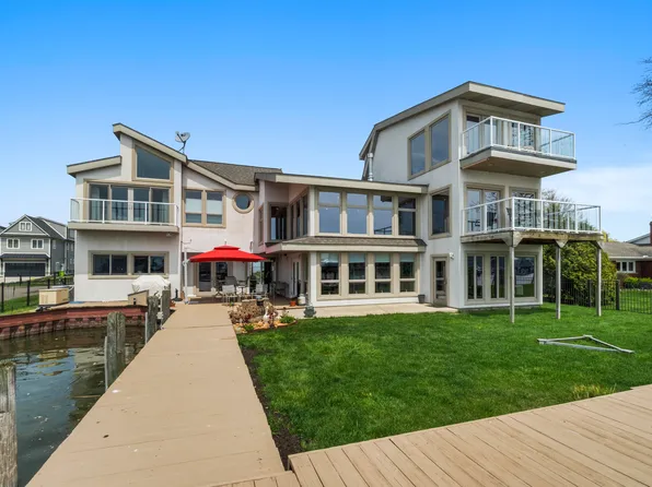 32774 N River Rd, Harrison Township, MI 48045