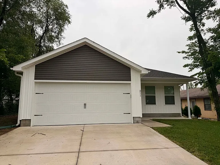 211 S Galena Ave — Photo 2