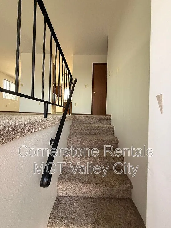 3 bed, 1.0 bath, $1,295 — Photo 3
