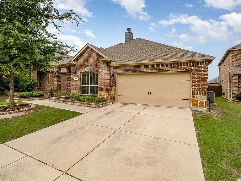 208 Whitman Dr — Photo 3