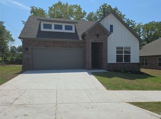 3229 E Coolridge St, Fayetteville, AR 72701
