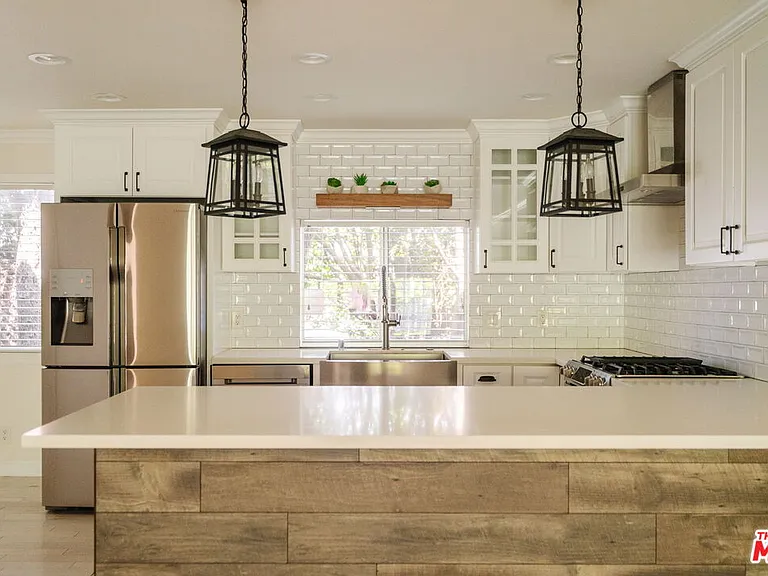 141 N Clark Dr #2 — Photo 5