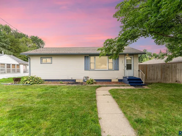 702 W 4th St, Canton, SD 57013