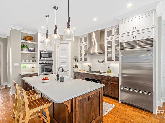 3rd image of 536 Artesian Spring Dr