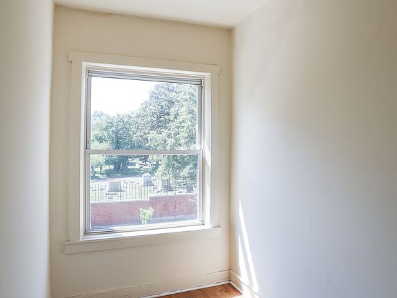 5th image of 1250 W Montrose Ave #112
