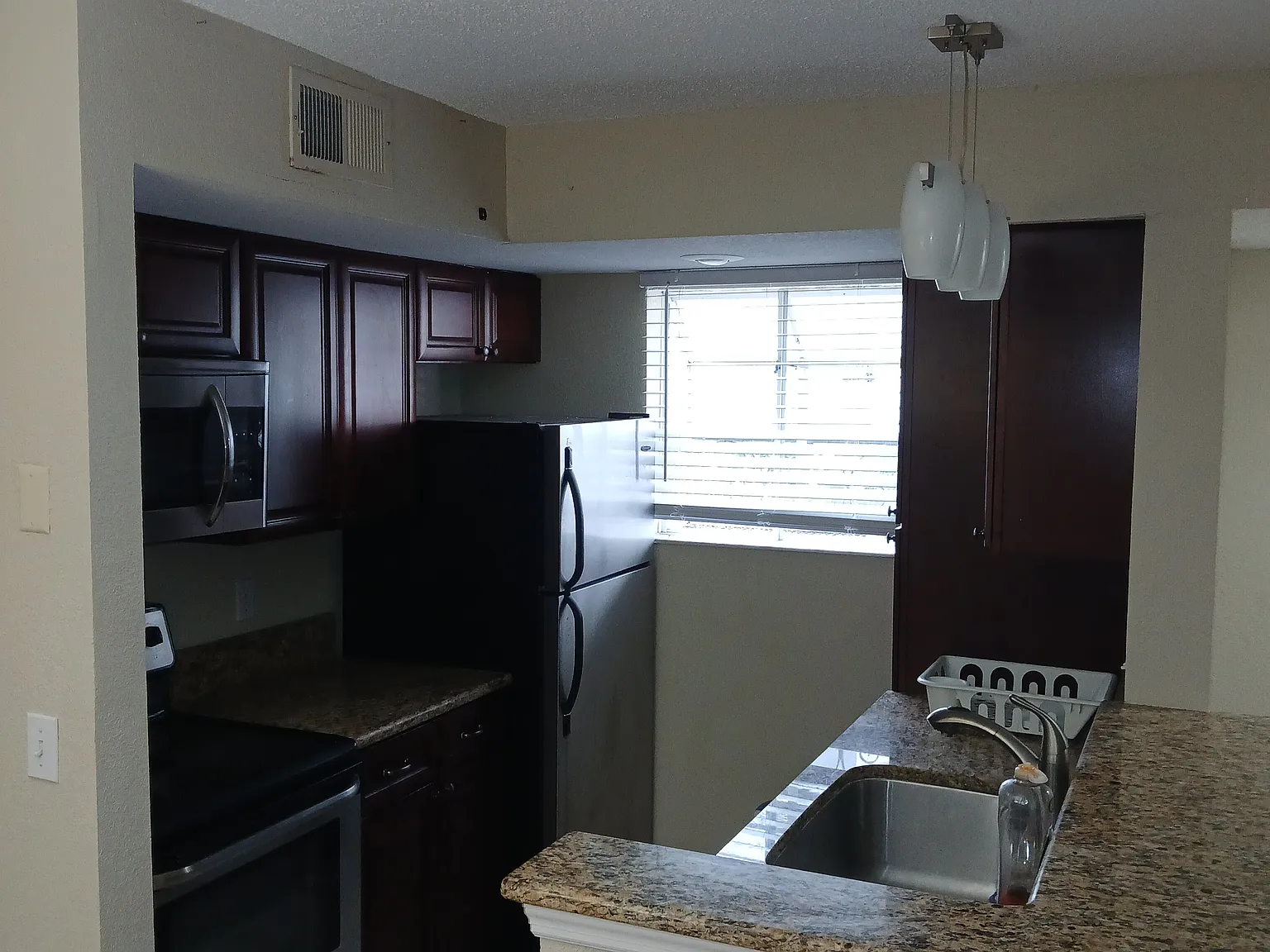 2 bed, 597 sqft, $1,550 — Photo 2