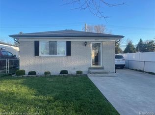 8534 E Forteen Mile Rd, Warren, MI 48093