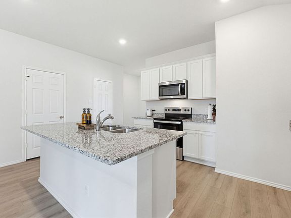 4th image of 162 Ellenora Dr