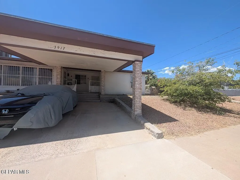 2 bed, 1.0 bath, 900 sqft, $1,200 — Photo 1