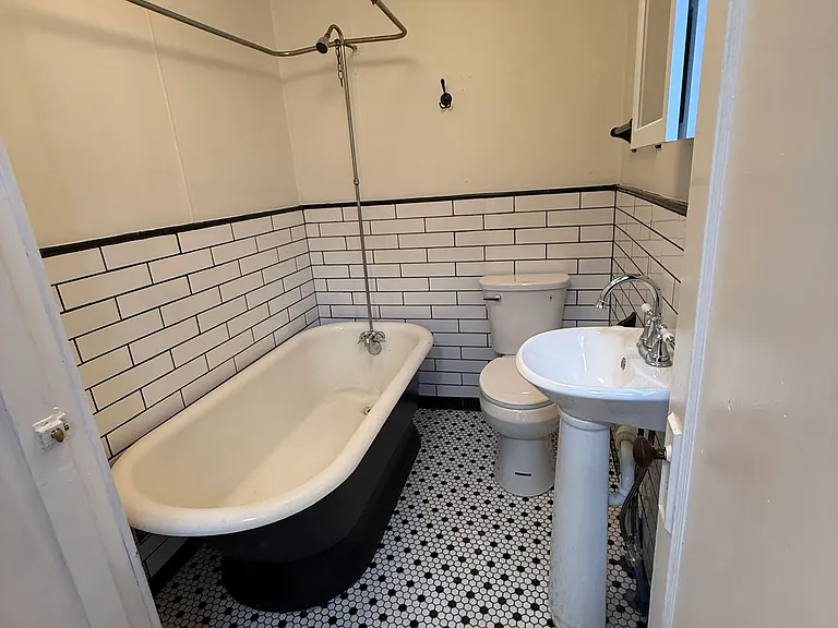 1108 E 10th St — Photo 5