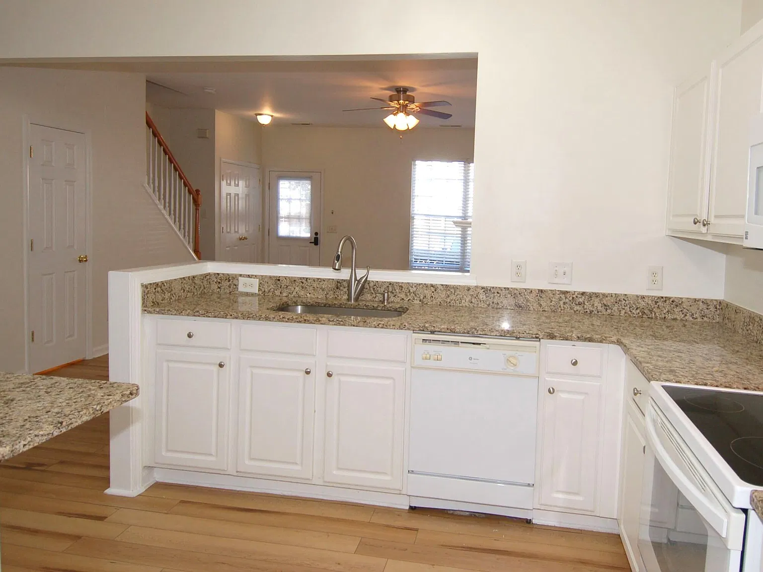 3 bed, 2.5 bath, 1386 sqft, $1,895 — Photo 2