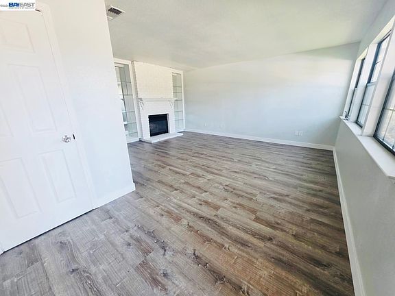 3rd image of 1450 Oak Nob Way