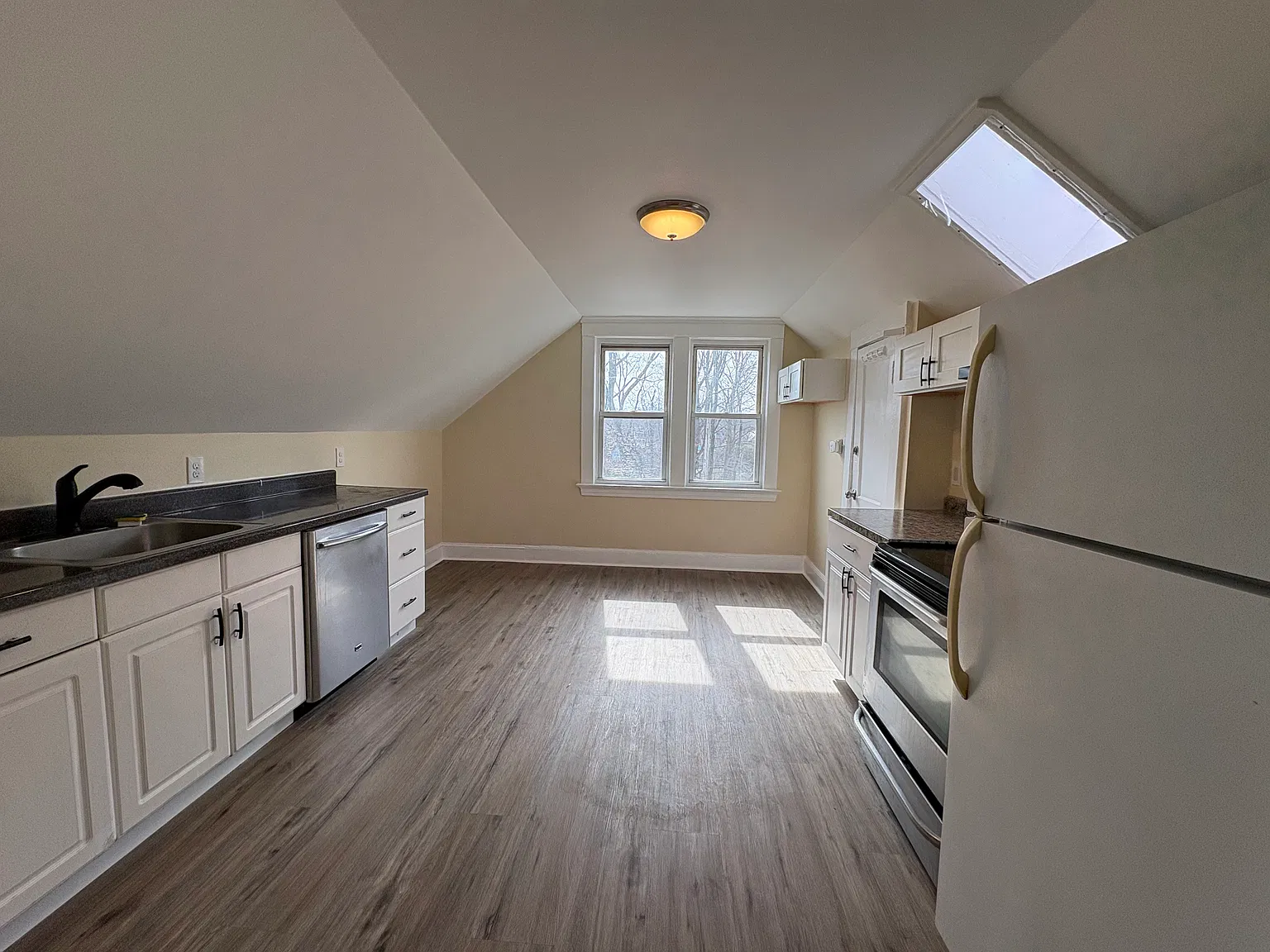 2 bed, 800 sqft, $2,000 — Photo 2