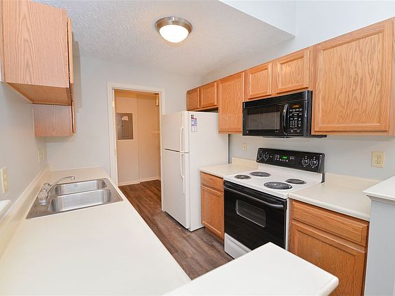 3rd image of 130 Pine Lake Dr APT 6