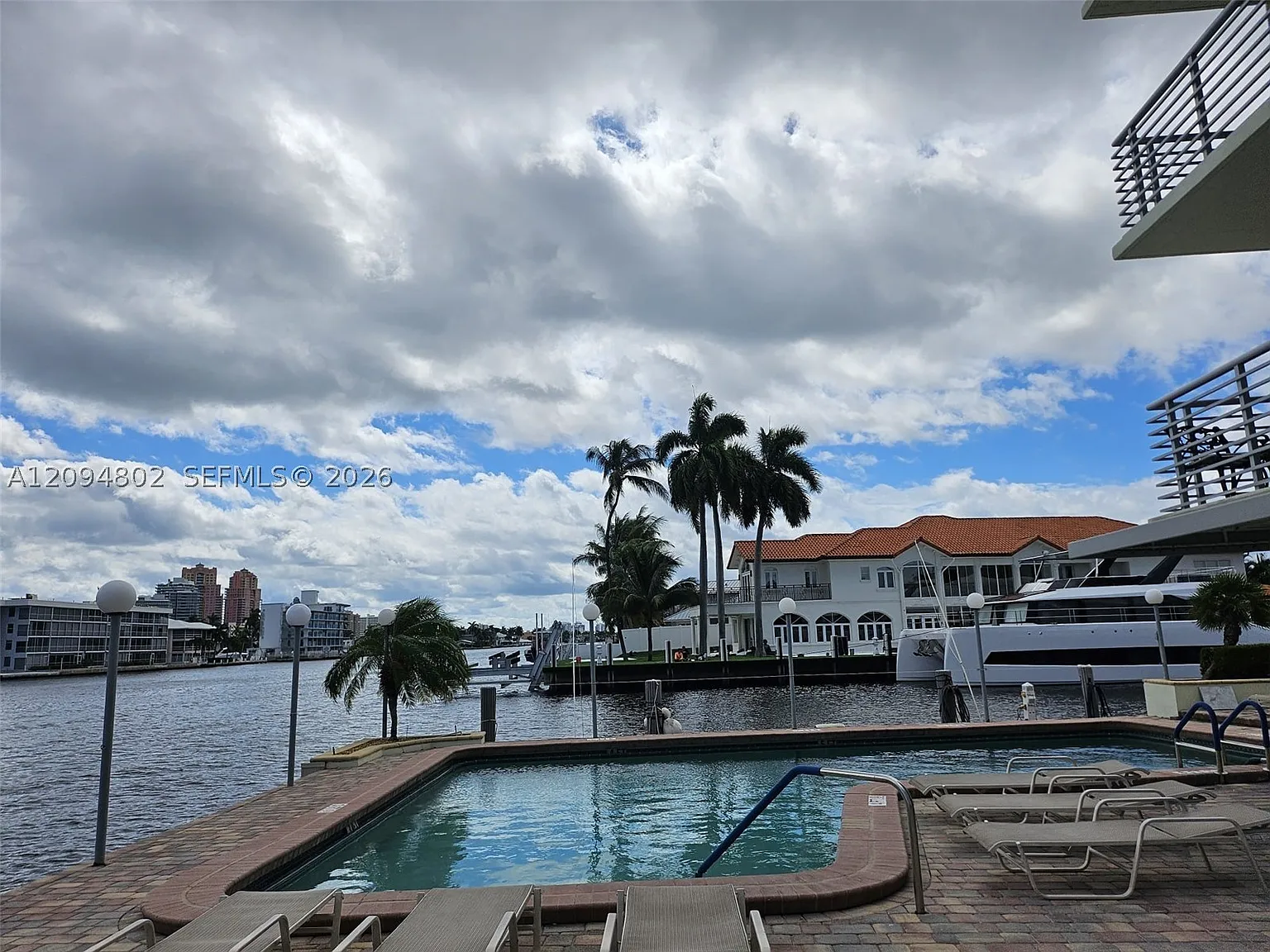 2 bed, 2.0 bath, 1040 sqft, $3,200 — Photo 2