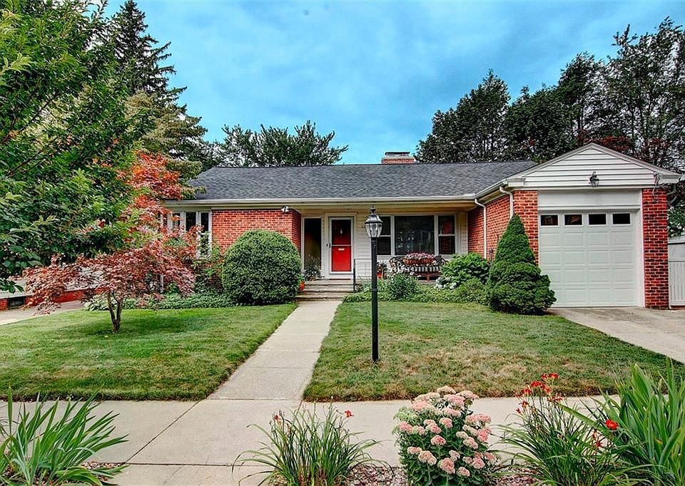 1st image of 52 Lorraine Ave